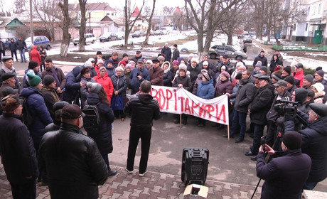 Незадоволені тарифами: у Лозовій активісти виступили проти підвищення тарифів на воду і тепло