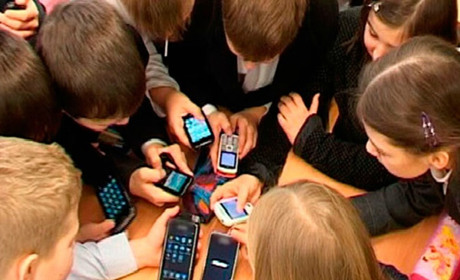 Чи повинні вчителі забирати телефони у дітей на уроках: думки директорів золотоніських шкіл