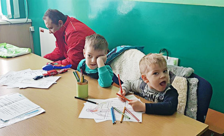 У черзі з книгою: так тепер проводять час відвідувачі “паспортного” у Кагарлику