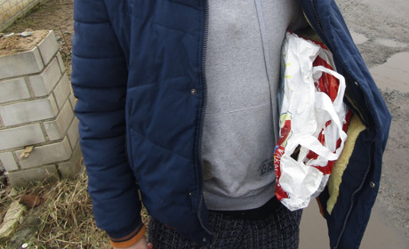 Що приховував перехожий під курткою: деталі від поліції