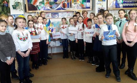 Учні шосткинської школи №5 влаштували у Центральній дитячій бібліотеці флешмоб