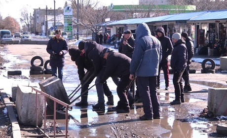 У Лозовій працівники авторинку на вулиці Привокзальній прибрали бетонні плити, що перекривали дорогу
