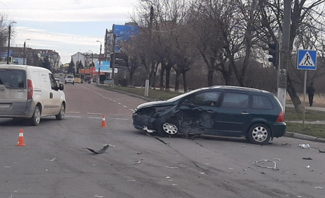 На перехресті вулиць Євшана та бульвару Незалежності сталася аварія