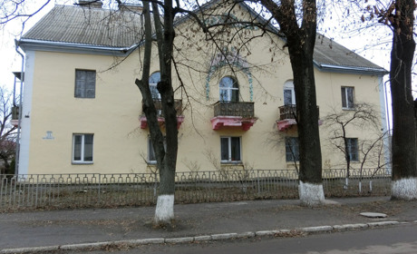 Орден на фасаді. Свої історії розповіли мешканці "райкомівського" будинку в Переяславі