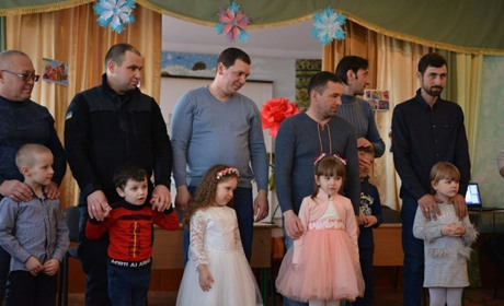 Як чоловіки з Підмихайля в шоу "Хата на тата" коси заплітали, куховарили, свята влаштовували