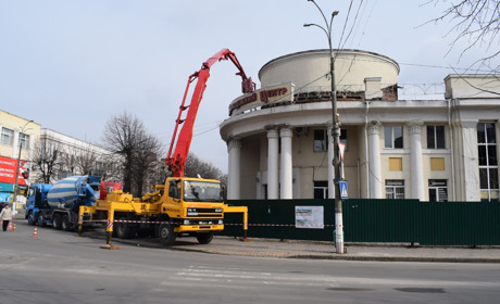 У Новограді почали ремонтувати Молодіжний центр