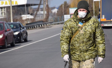 Прикордонники розповіли про вимірювання температури на КПВВ, а вірусолог порадив мити руки та овочі