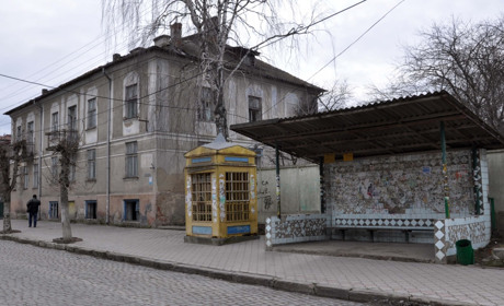 Поліклініка та лікарня залізничників у Чорткові: колись тут був готель і ресторан, а нині пустка