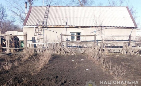 Поліцейські розслідують поранення жительки Красногорівки під час обстрілу