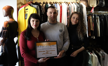 Фіналісти конкурсу отримали подарунки від волноваських магазинів брендового одягу Glamour та Brand