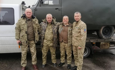 Барські волонтери повезли на Схід обіцяний автомобіль: фото