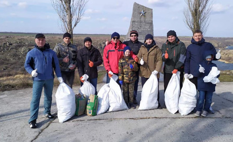 Южноукраинские подводные охотники и рыбаки убирали берег вместе со своими детьми