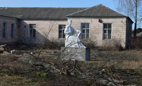 У Корюківці скульптуру жінки з книгою нові власники колишньої поліграфічної фабрики не чіпатимуть