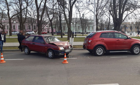 На проспекте столкнулись ВАЗ 2108 и Ssang Young Korando