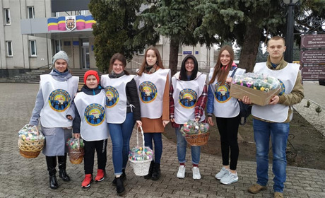 Сьогодні ніжинкам дарували незвичні квіти із сюрпризом