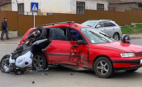 ДТП у стадиона: мотоциклист врезался в Toyota