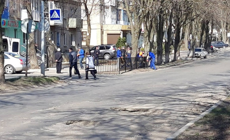 У Волновасі на центральній вулиці встановлюють металевий паркан: фотофакт