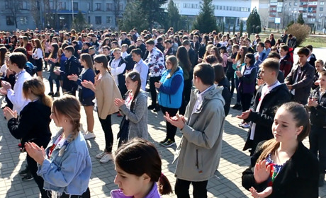 У Попасній провели патріотичну акцію «Луганщину єднає слово Кобзаря»: відео