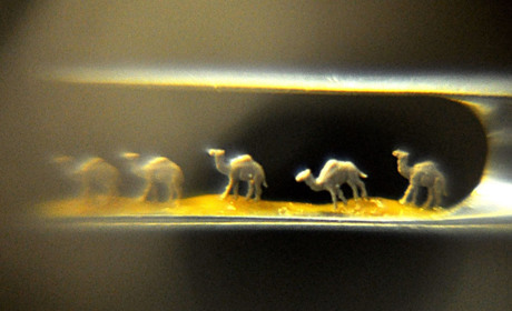 Портрети на зернині та піраміди у вушку голки: як творить мікроскульптури Володимир Казарян