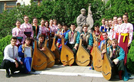 В коледжі на Києвщині навчають грати на бандурі та кобзі, а також їх виготовляти