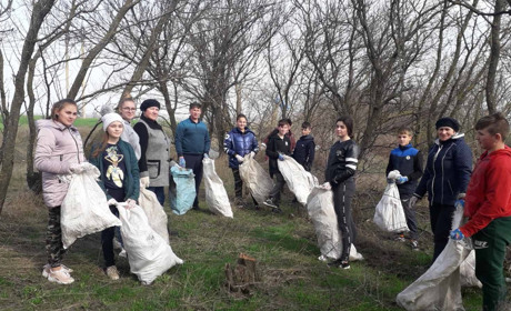 Майорівські діти прибрали сміття за односельчанами, яким мало б стати соромно