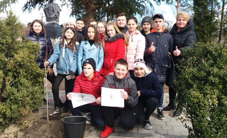 У Новицькій ОТГ посадять 5 тисяч дерев:   акція стартувала — восьмикласники у парку посадили  сакури