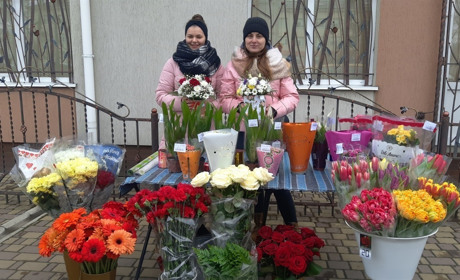 Мешканці Володимиреччини готуються до жіночого свята – купують та продають квіти