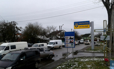 Україна закриває пункти пропуску на кордонах. Для заробітчан і перевізників розкажемо, які саме 