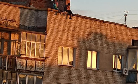У Шостці школярки влаштували фотосесію на краю даху дев'ятиповерхівки