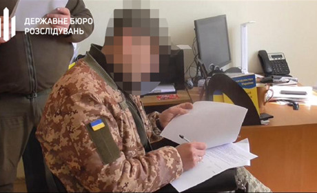 Военком на Херсонщине присваивал уголь, а подчиненных заставлял рубить дрова