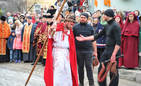 Як Чортків переживав миті Хресної дороги Спасителя зі студентами-католиками з Івано-Франківська