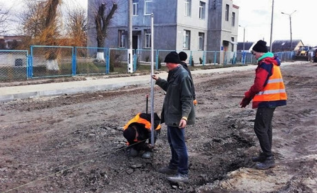 Грейдерування доріг і нова бруківка: як проходить ремонт вулиць у Сарнах