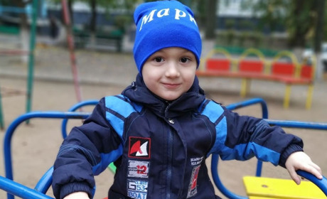 Через свій унікальний слух, чотирирічний  Марк чує, як у сусідньому дворі діти грають  м'ячем