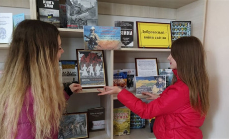 «Добровольці – воїни світла»: у Конотопській районній бібліотеці відкрили книжкову виставку