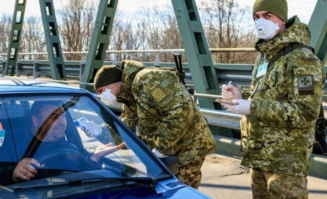 Прикордонники зафіксували збільшення транспортного і людського потоку через КПВВ 