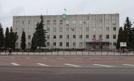 Органи влади змінюють формат роботи і збільшують запаси необхідного в медичних закладах громади