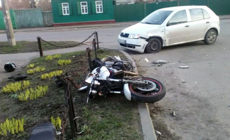 Зіткнувся легковик і мотоцикл. Ніжинська поліція встановлює обставини ДТП з потерпілим 