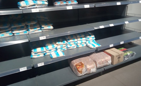 Зачекайте: у магазини та аптеки Старокостянтинова людей пускають по черзі