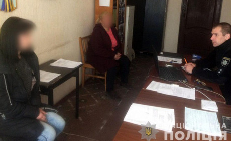 У Білозерському поліцейські повернули додому двох неповнолітніх сестер-втікачок