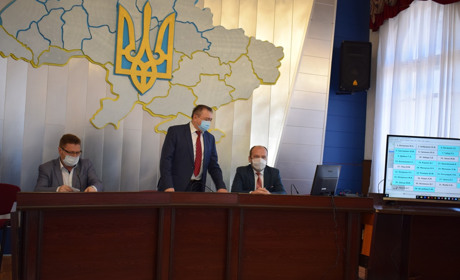 За дві хвилини депутати виділили 600 тисяч гривень для лікарні. Всі працювали в масках