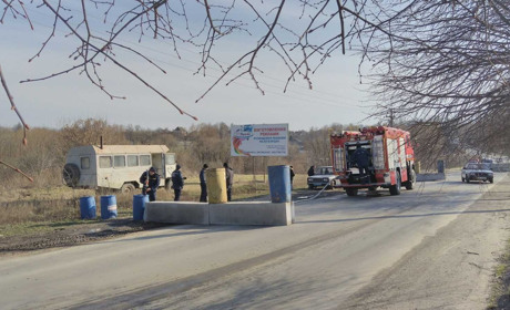 В Барі на в'їзді в місто встановили блокпост: фото 