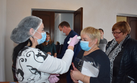 Температурний скринінг став перепусткою на сесійне засідання Нижньосірогозької райради (фото)