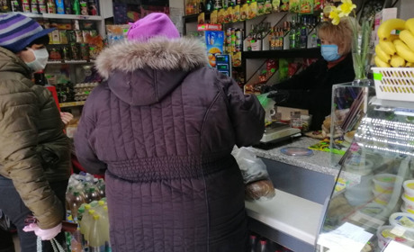 Години для пенсіонерів, продавці у масках. Як працюють продуктові магазини на Переяславщині