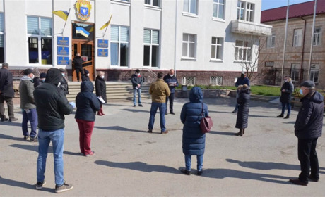 Чортківська міська рада провела сесію просто на вулиці