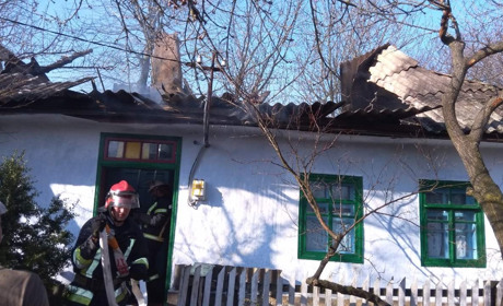 Дві пожежі будівель за день та три підпали трави у Барському районі 