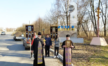 Священики проїхали Меною з молитвою