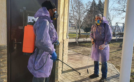 Вулиці Троїцького щоранку обробляють дезінфікуючим засобом