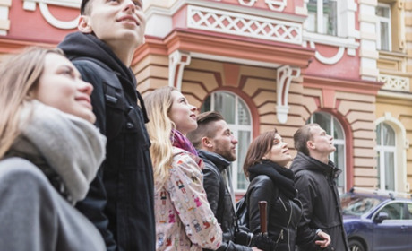 Коронавірусу все одно, скільки вам років. Чому молоді не варто нехтувати самоізоляцією