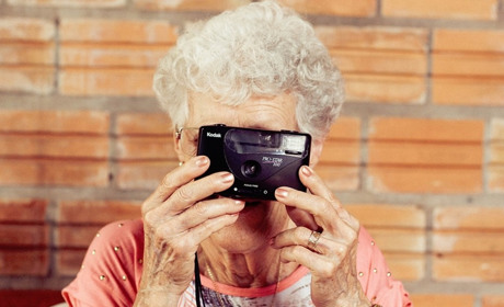Як допомогти самотнім  людям віком 65+ захиститися від коронавірусу? Пояснюємо на пальцях