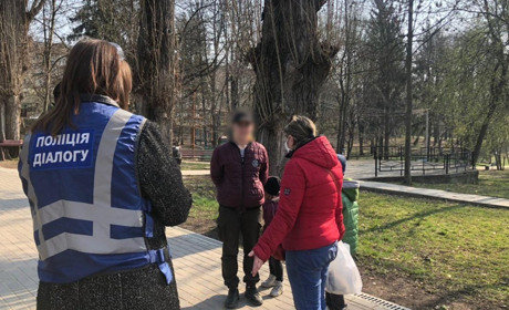 Прогулянки містом і парком — це не карантин, попереджають поліцейські